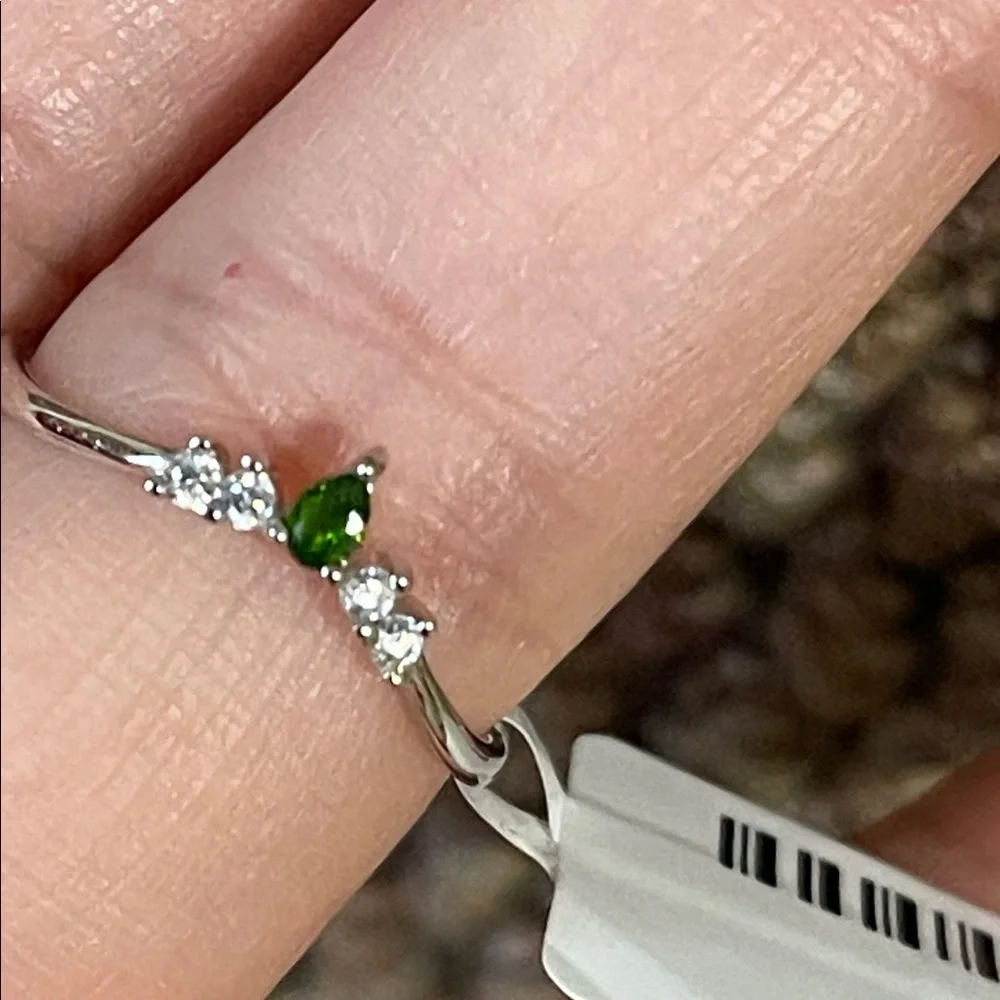 NWT Dainty Elegant 925 Silver and Tsavorite Gemstone Ring with CZ Accents Size 7
